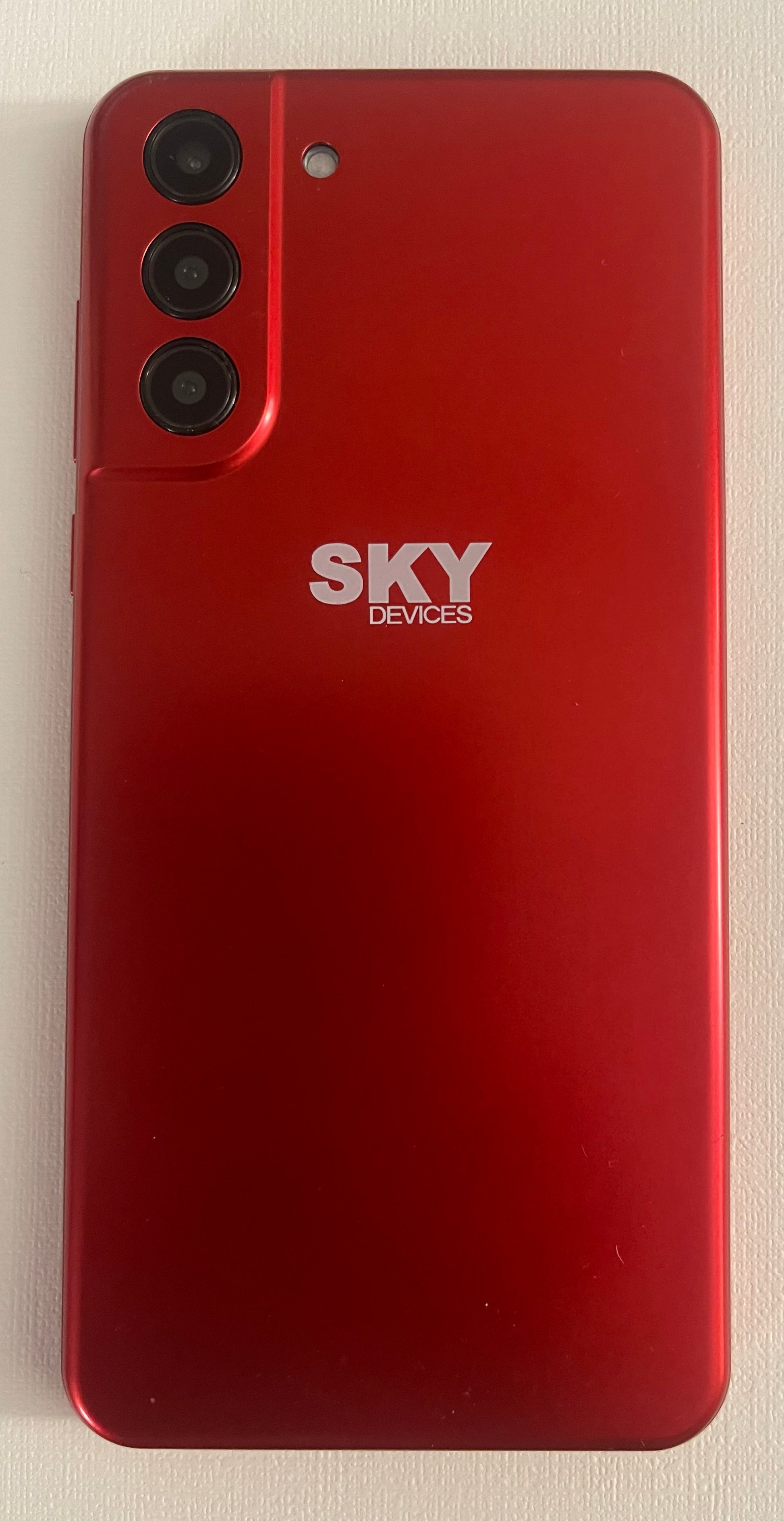 Teléfono Sky B63, con estuche limpio y de diseño.