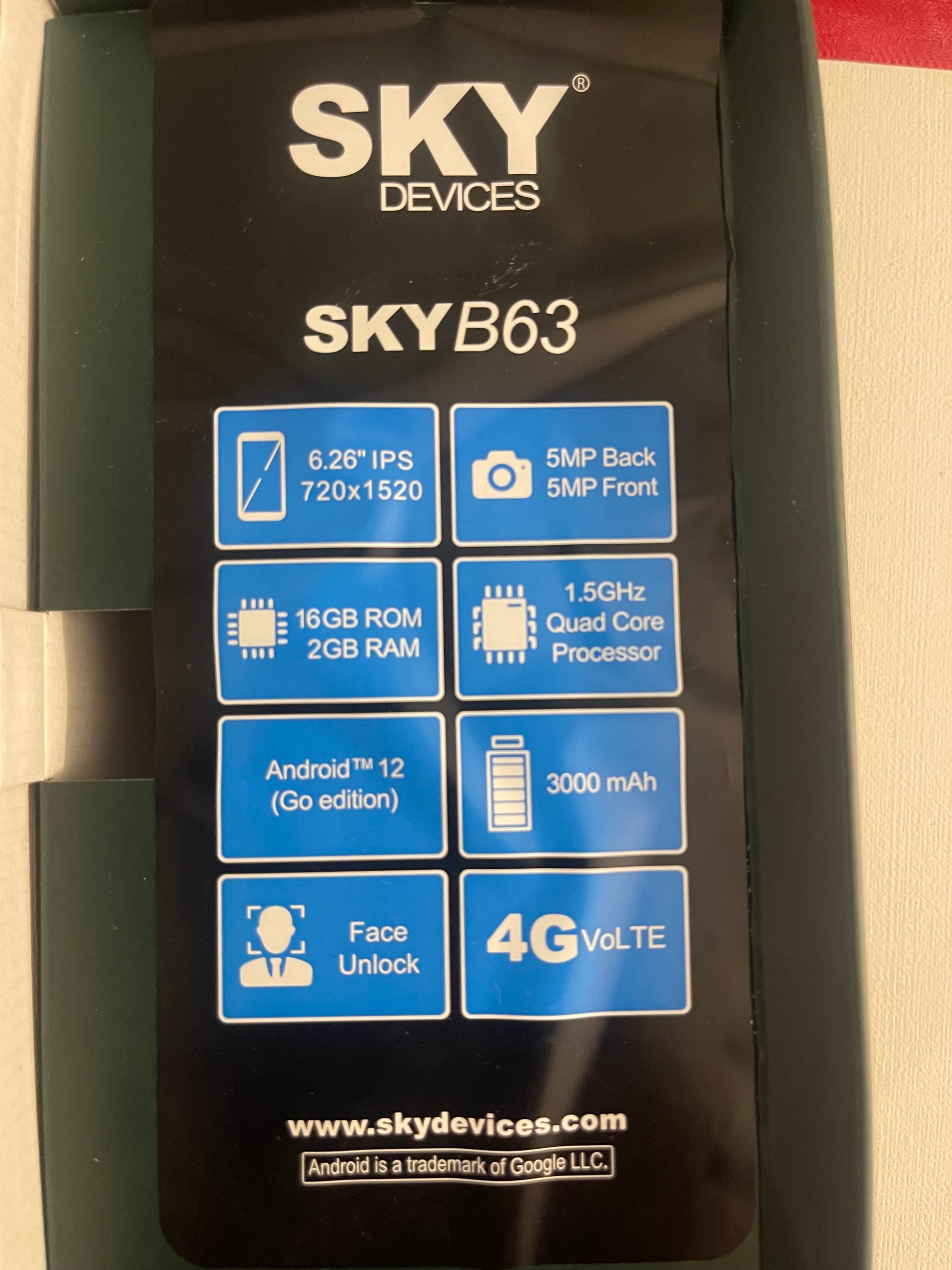 Teléfono Sky B63, con estuche limpio y de diseño.